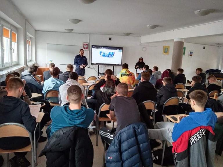 Spotkanie z policjantem w 11-3 Hufcu Pracy w Pruszczu Gdańskim