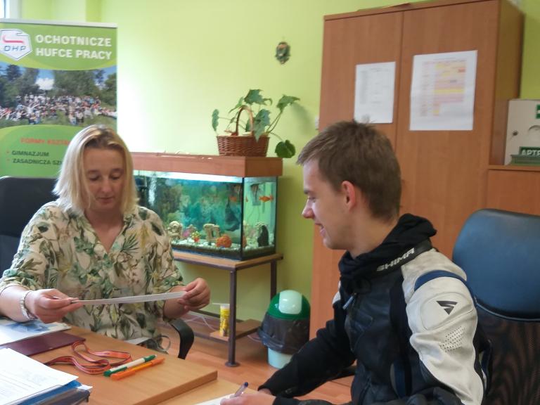 Spotkanie absolwenta z doradcą zawodowym w 11-19 Hufcu Pracy