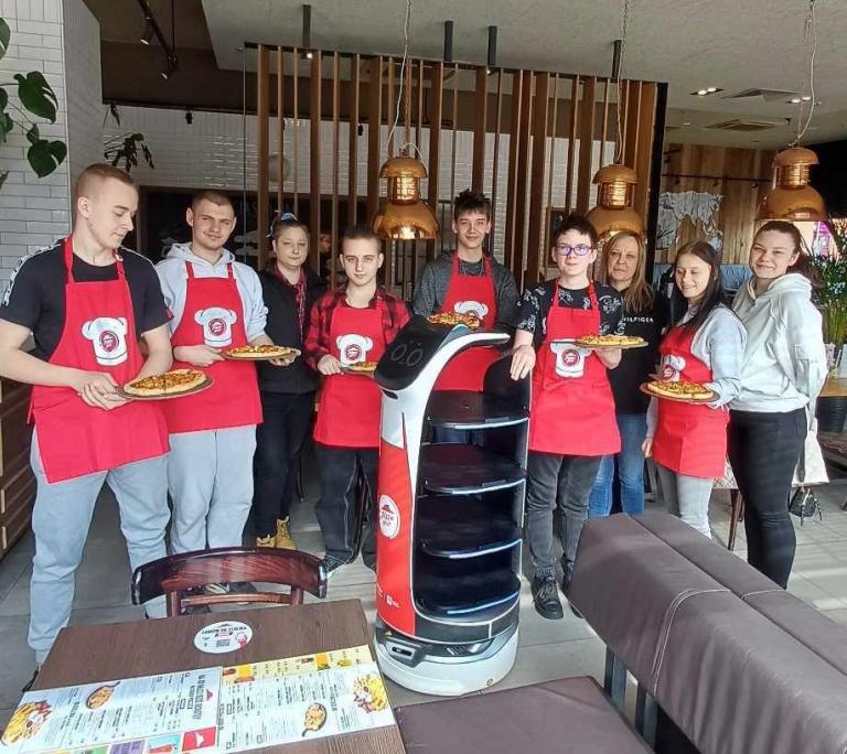 CEiPM Łódź: Uczestnicy Hufca Pracy 5-1 Łódź na wizycie studyjnej w restauracji Pizza Hut