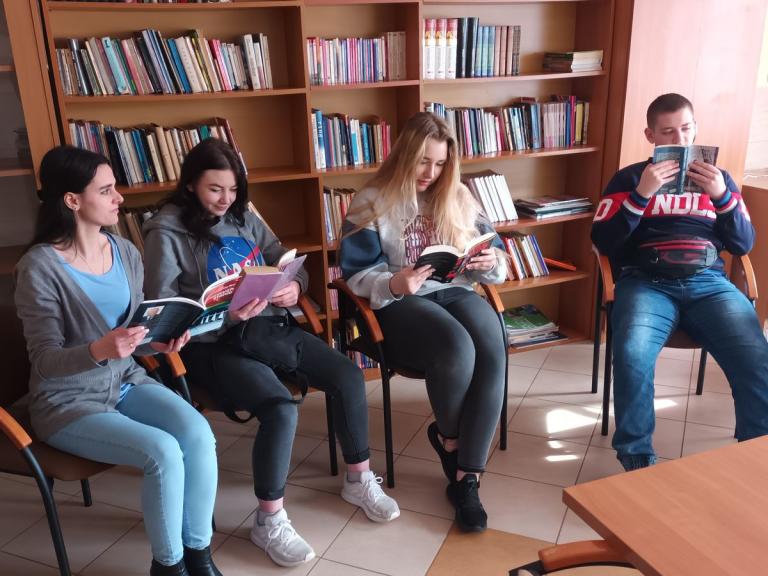 Przygotowanie do ogólnopolskiej akcji „Głośne czytanie” w bibliotece w OSiW w Iwoniczu