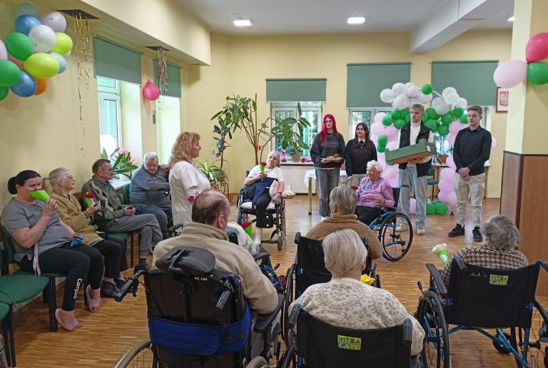 HP 5-8 Radomsko: Wizyta w Domu Pomocy Społecznej w Radomsku z okazji Dnia Kobiet 