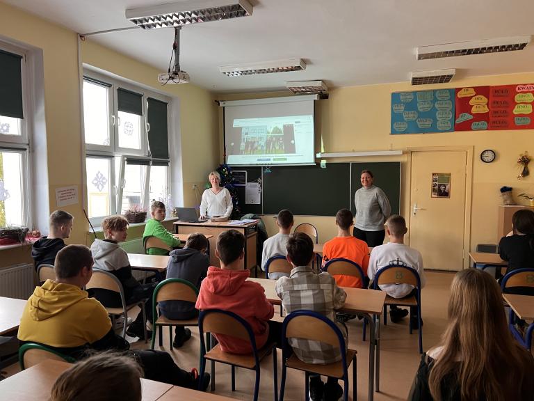 Kadra MCK w Człuchowie na spotkaniu z młodzieżą ze Szkoły Podstawowej w Wierzchowie
