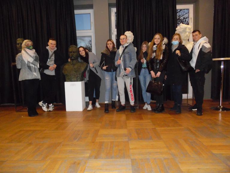 Uczestnicy Hufca Pracy w Kole w kinie