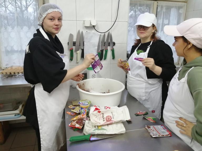 Pieczenie pierników dla Oliwki w Ośrodku Szkolenia i Wychowania w Niechanowie