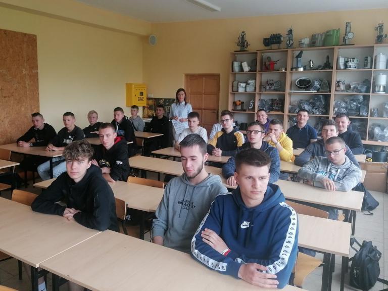 Doradca zawodowy w 9-9 Hufcu Pracy Krosno