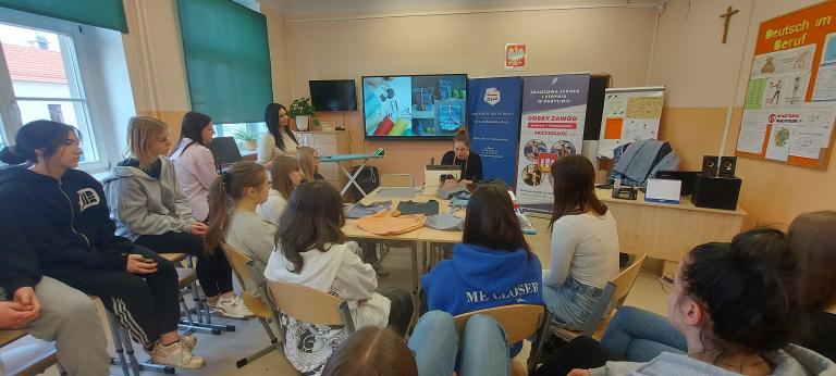 EKO – warsztaty w Hufcu Pracy w Krotoszynie. Recykling ubrań – praktycznie i pożytecznie