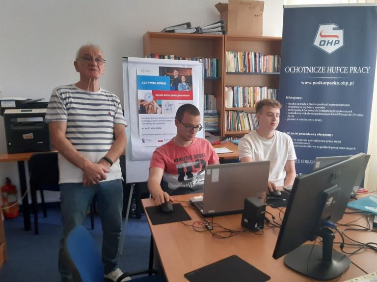 Kursy komputerowe w krośnie w ramach projektu „Aktywni górą!”