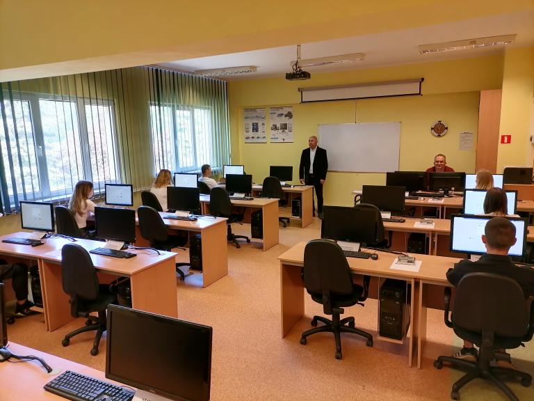 Egzaminy końcowe z teorii zawodowej w 11-19 Hufcu Pracy w Słupsku