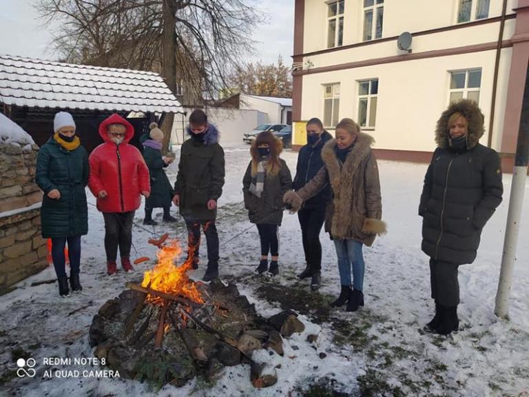 OGNISKO NA ZAKOŃCZENIE FERII Z OHP   W OSIW W STARACHOWICACH 