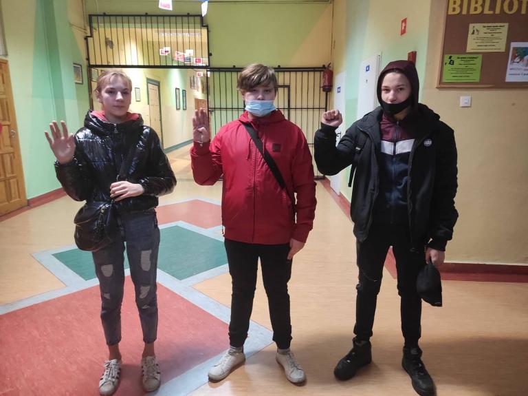 Międzynarodowy znak „Pomóż mi” w 11-5 Hufu Pracy w Lęborku