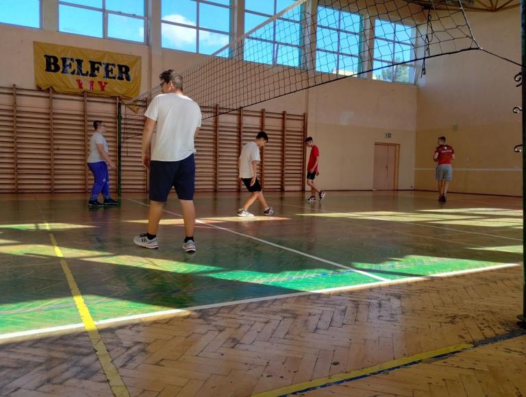 Integracyjne zajęcia sportowe uczestników pierwszych klas w 9-8 Hufcu Pracy w Sanoku