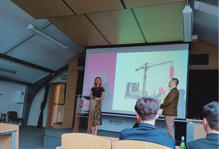 Kadra 11-19 Hufca Pracy na konferencji naukowej