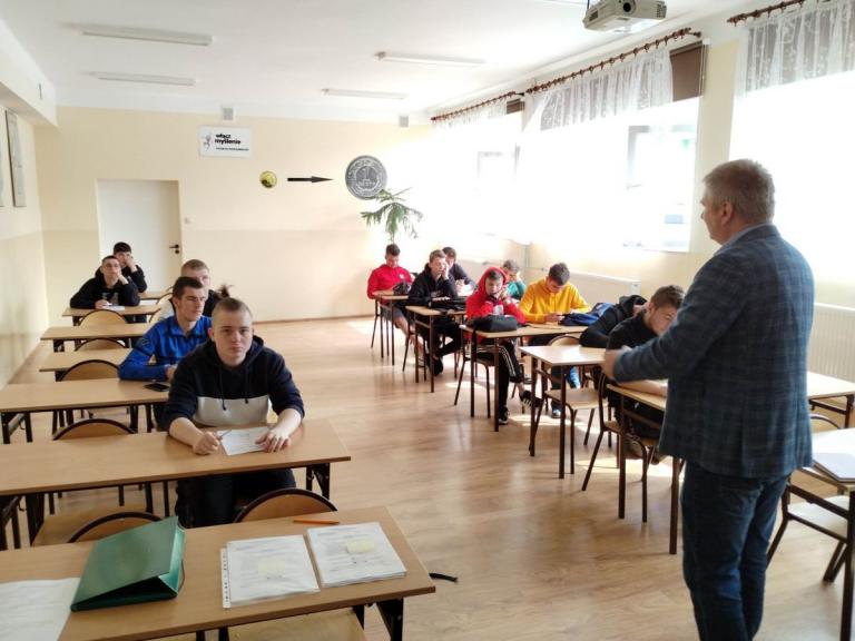 Próbny egzamin teoretyczny w 9-8 Hufcu Pracy w Sanoku