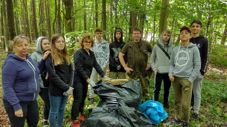 Młodzież z Hufca Pracy w Łodzi sprzątała las