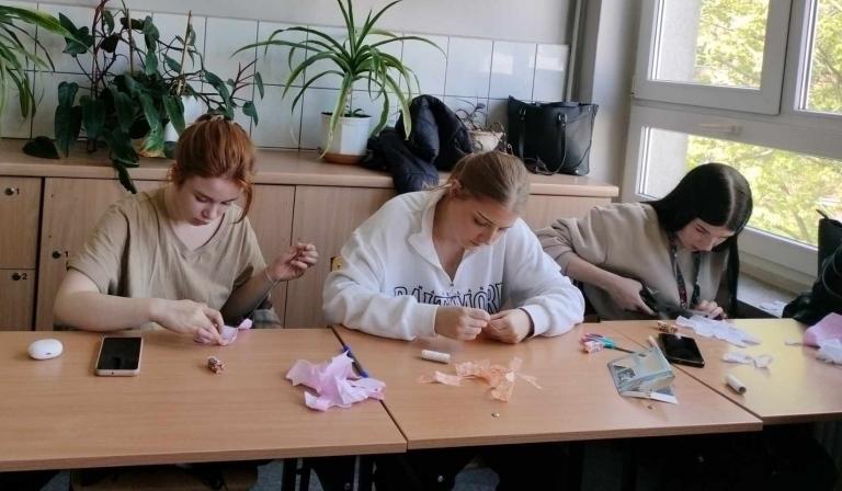 Warsztaty szycia misiów w opolskim Hufcu Pracy