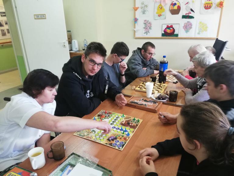 Rozgrywki uczestników Hufca Pracy w Słupcy z seniorami