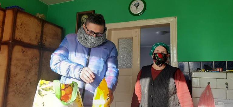 KOLEJNY UCZESTNIK 13-3 OSIW W PIŃCZOWIE POMAGA SENIOROM
