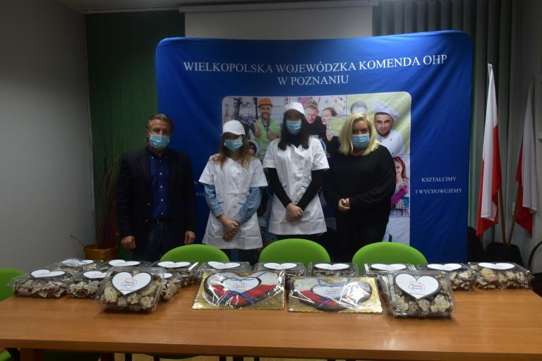 Przekazanie świątecznych pierników w ramach akcji „Murem za Polskim Mundurem”