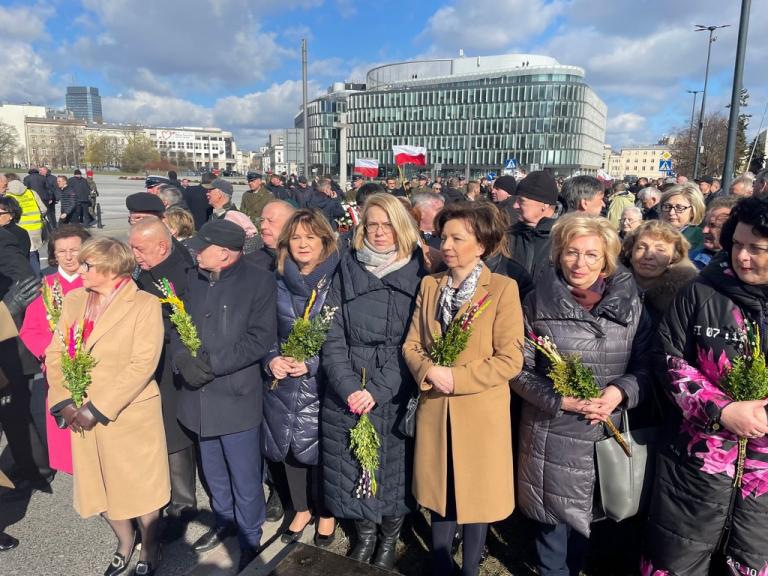 W Warszawie złożono wieńce przed pomnikami Lecha Kaczyńskiego oraz Ofiar Katastrofy Smoleńskiej