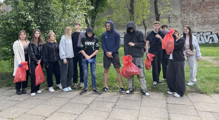 HP 5-6 Łódź: Porządkowanie terenu w pobliżu Szkoły Branżowej I stopnia przy ulicy Łąkowej z okazji Dnia Ziemi 