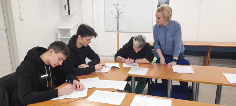 „Aktywni górą” w 11-23 Hufcu Pracy w Słupsku - zajęcia z doradcą zawodowym