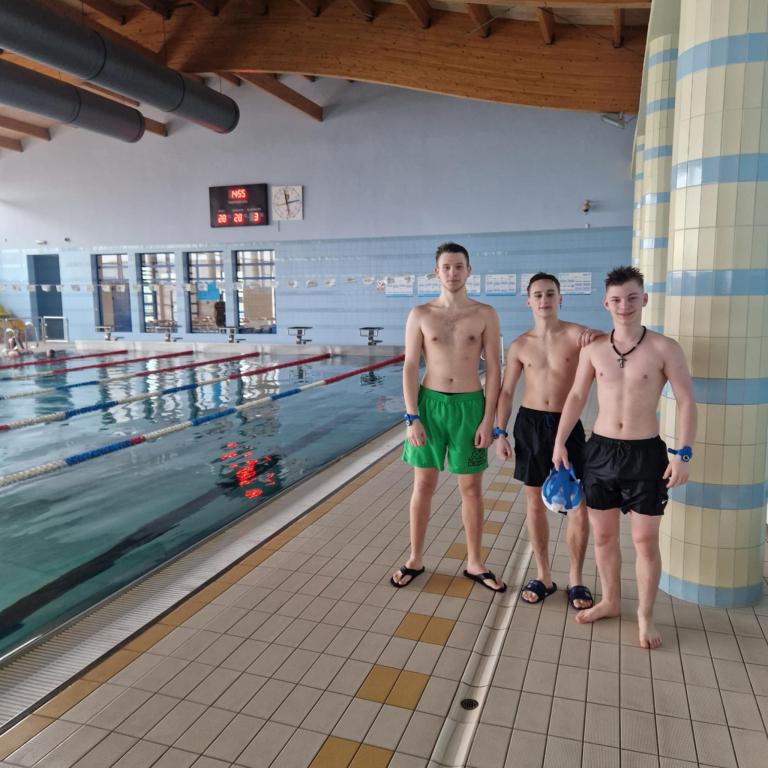 Zajęcia sportowe na basenie młodzieży z OSiW OHP Człuchów
