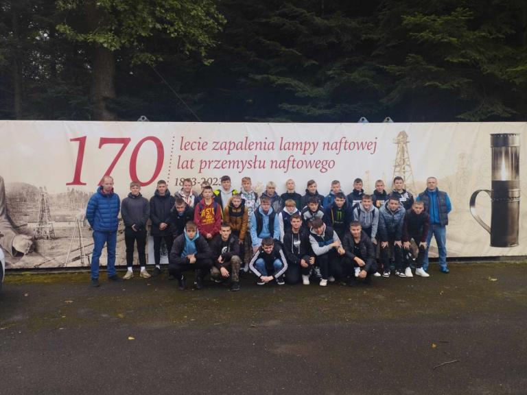 Uczestnicy 9-9 Hufca Pracy Krosno na wycieczce w Bóbrce