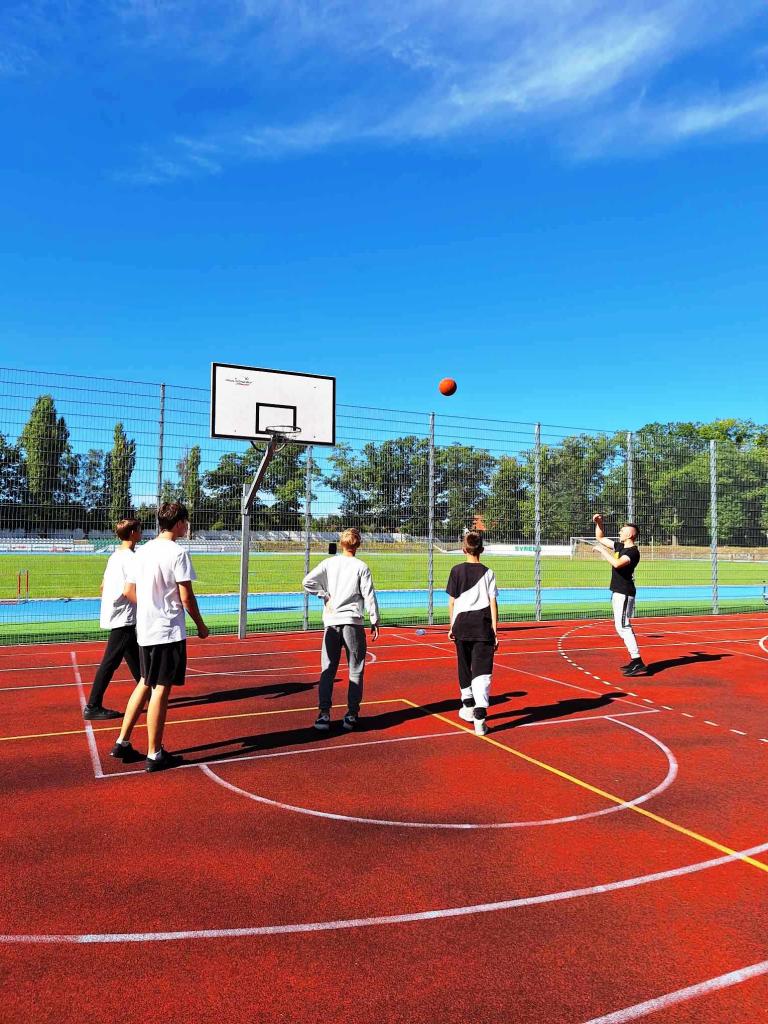 Międzyklasowe zmagania sportowe w żarskim Hufcu