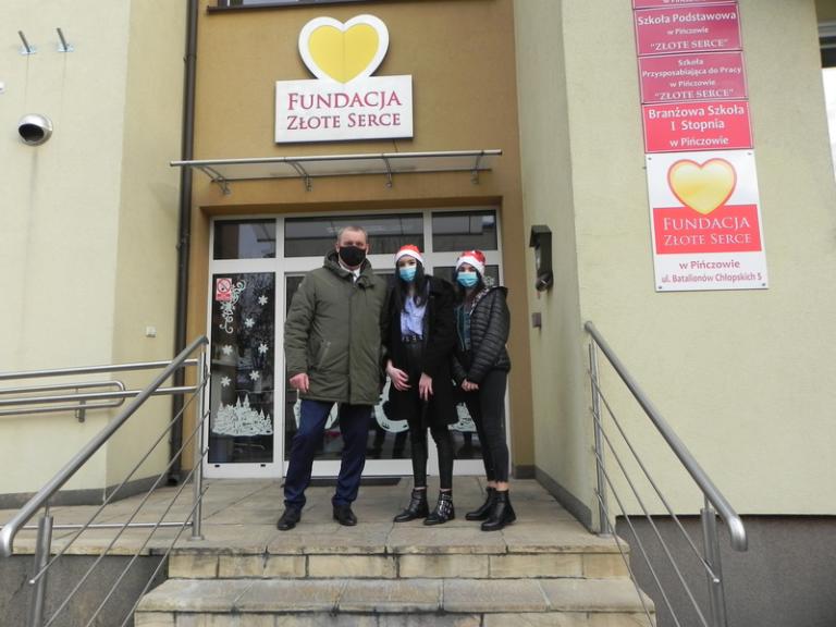 WIZYTA MŁODZIEŻY OHP W  FUNDACJI  „ ZŁOTE  SERCE  ”  W  PIŃCZOWIE