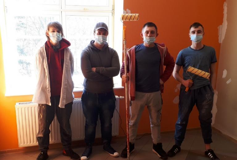 Pomoc uczestników przy remoncie w internacie