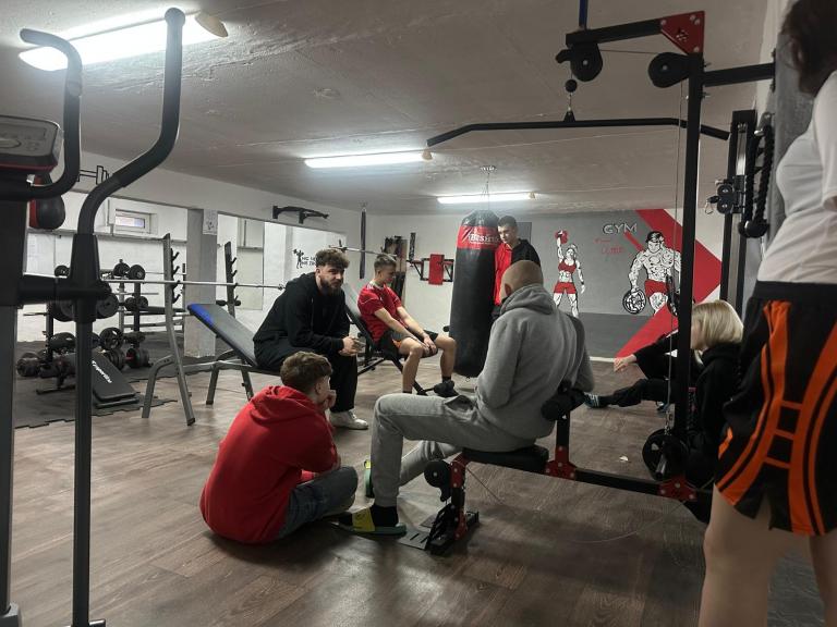 Trening z pasją w siłowni Ośrodka Szkolenia i Wychowania w Namysłowie