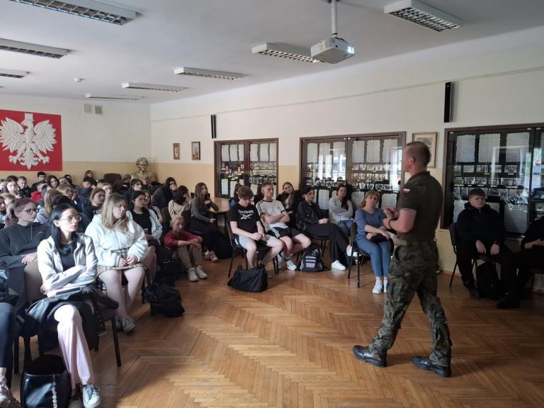 Spotkanie uczestników jarosławskiego Hufca Pracy z żołnierzami WOT
