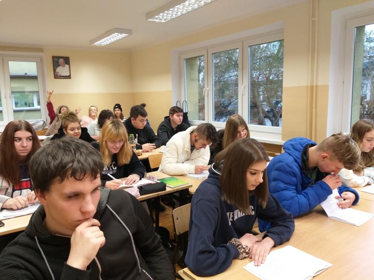 Młodzież z 11-19 Hufca Pracy na teorii zawodowej w CKZiU