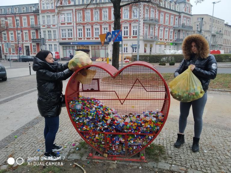 11-19 Hufiec Pracy w Słupsku gromadzi nakrętki dla potrzebujących