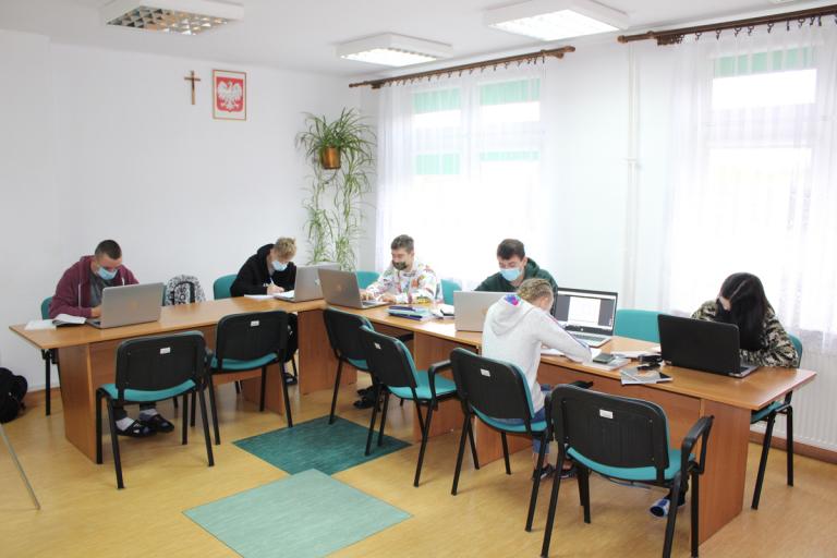ZDALNE NAUCZANIE W 13-2 OŚRODKU SZKOLENIA I WYCHOWANIA  W JĘDRZEJOWIE