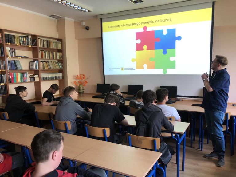 Zakładanie własnej firmy – zajęcia z doradcą zawodowym w 11-19 Hufcu Pracy w Słupsku