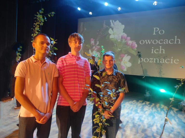 Drzewka jabłoni w hołdzie pamięci Rodziny Ulmów