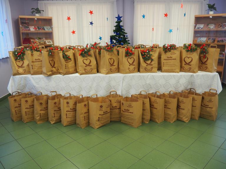Uczestnicy oraz kadra OSiW OHP Człuchów pomagają potrzebującym