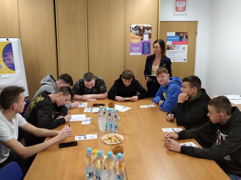 Uczestnicy 9-9 Hufca Pracy Krosno na zajęciach z rynku pracy