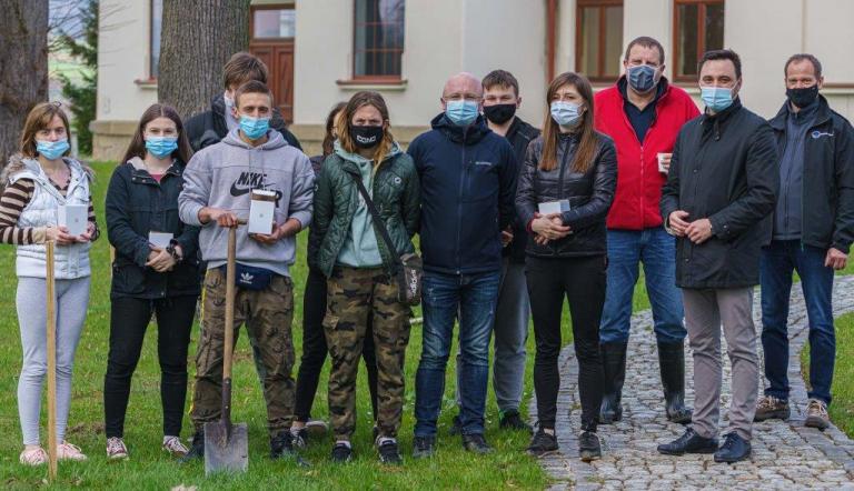 Zasadzili 350 drzew! Światowy Dzień Ziemi z młodzieżą z OHP w Nowym Sączu