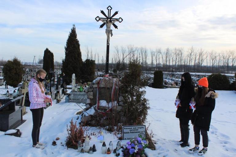 UCZESTNICY OŚRODKA SZKOLENIA I WYCHOWANIA W JĘDRZEJOWIE PAMIĘTAJĄ O POWSTANIU STYCZNIOWYM