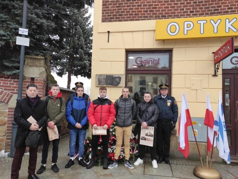 Uczestnicy 9-9 Hufca Pracy uczcili ofiary Holokaustu