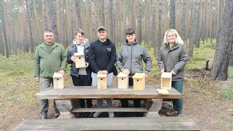 Dzień Ziemi - Młodzież z Wiechlic z pomocą skrzydlatym braciom