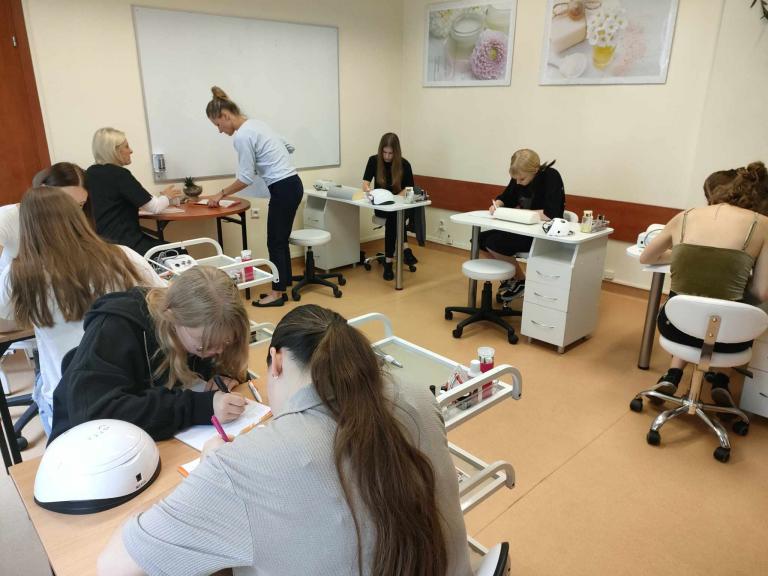 Kurs: „Stylizacja paznokci metodą żelową i hybrydową”