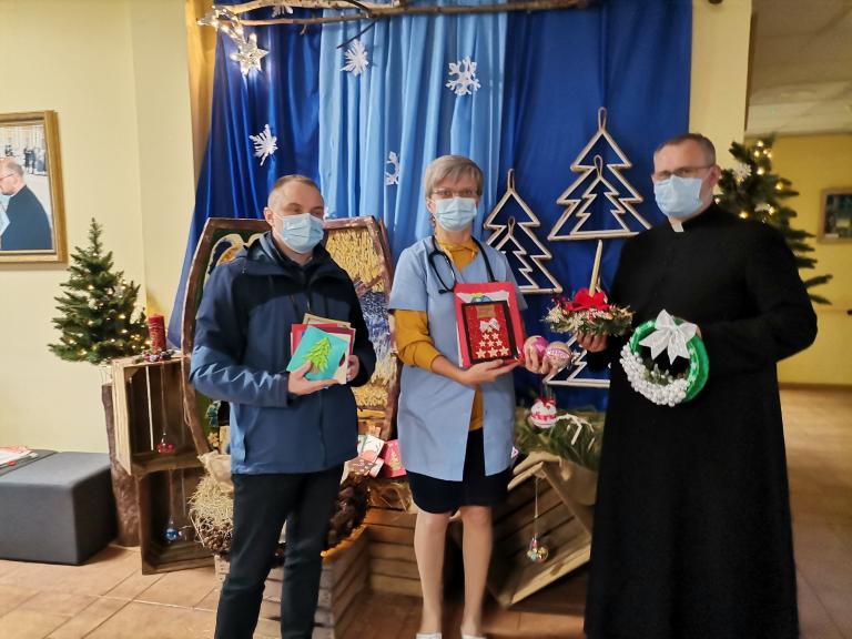 Prace uczestników Wojewódzkiego Konkursu Bożonarodzeniowego przekazane do hospicjów