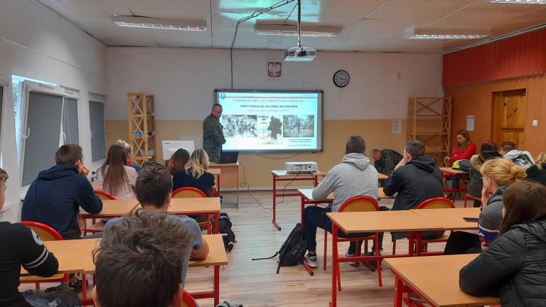Wizyta żołnierzy Wojsk Obrony Terytorialnej w 11-23 Hufcu Pracy w Słupsku.