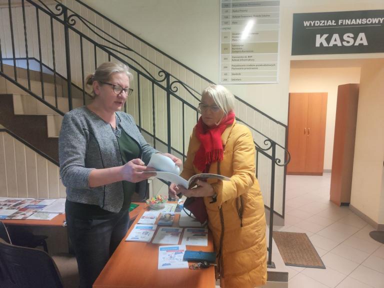 Informacyjno-promocyjne stoisko MCK Iwonicz w Urzędzie Gminy Iwonicz-Zdrój