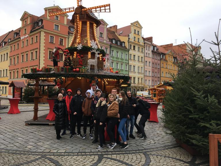 Młodzież z Hufca Pracy w Gostyniu na Jarmarku Bożonarodzeniowym we Wrocławiu