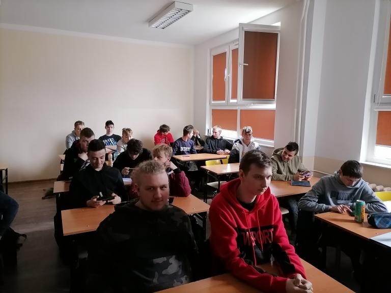 Młodzież z 11-19 Hufca Pracy w Słupsku na teorii zawodowej