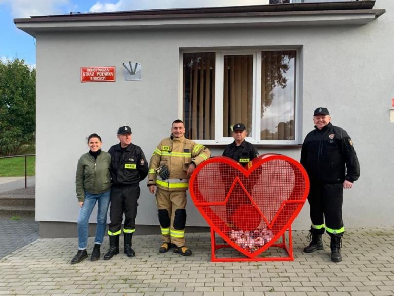 Wielkie, czerwone i pełne nakrętek